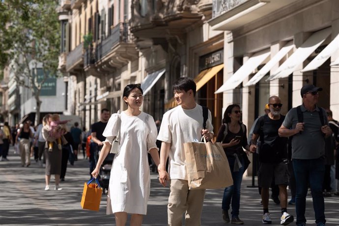 Archivo - Varias personas en el Paseo de Gracia, a 12 de abril de 2024, en Barcelona, Catalunya (España). 