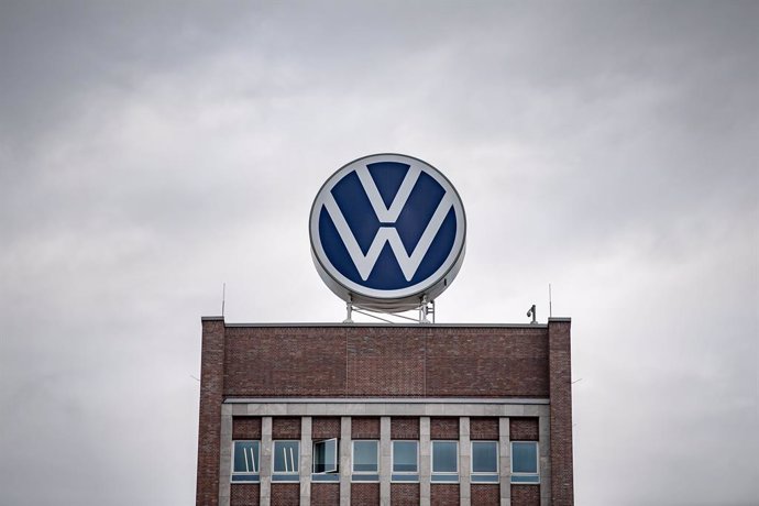 Archivo - FILED - 18 September 2019, Lower Saxony, Wolfsburg: A large VW logo stands on the administration tower of the Volkswagen plant. 