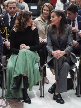 Isabel Díaz Ayuso junto a la Reina en los Premios de la APM