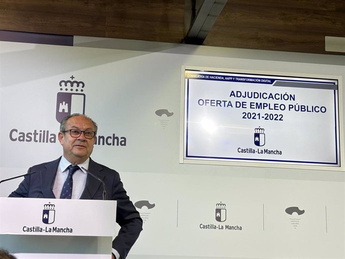 El consejero de Hacienda, Juan Alfonso Ruiz Molina, en rueda de prensa.