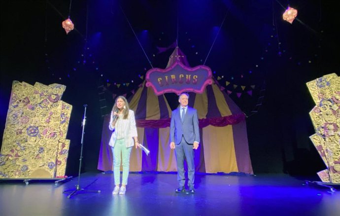 La concejala de Familia e Igualdad de Oportunidades, Miryam Rodríguez, junto al alcalde de Salamanca, Carlos García Carbayo, en el teatro Liceo