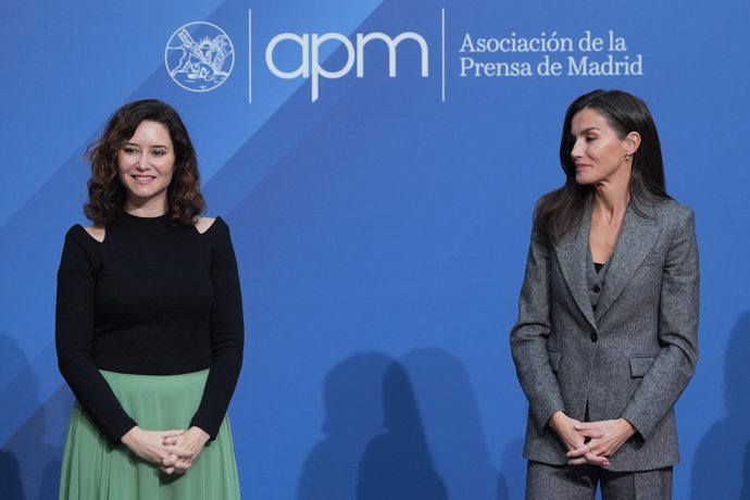 Isabel Díaz Ayuso y la Reina Letizia en la entrega de los Premios de la APM