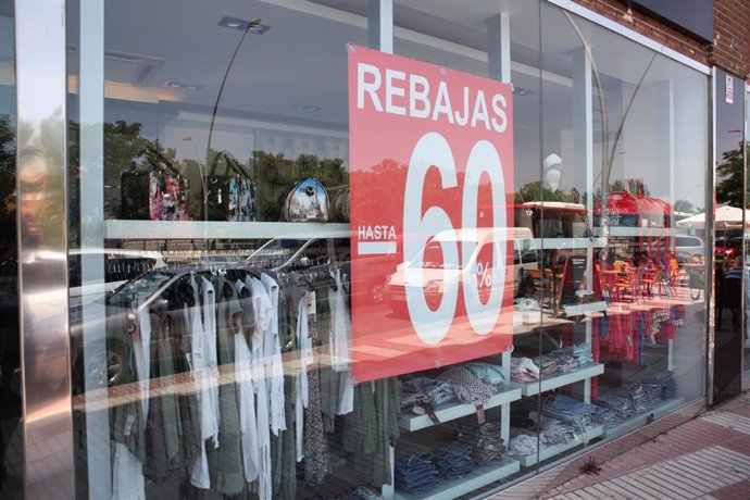 Archivo - Rebajas en comercios (Imagen de archivo)