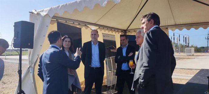 Visita de la delegada de Economía, Hacienda, Fondos Europeos, y de Industria, Energía y Minas de la Junta en Huelva, Lucía Núñez, a las instalaciones de las empresas liderados por las empresas Matrix y Hyren en Almonte (Huelva).