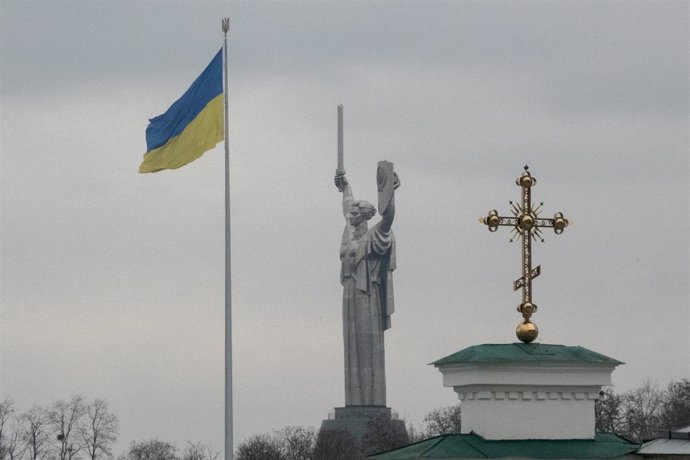 Archivo - Una bandera ucrananiana cerca del Monumento a la Madre Patria en Kiev