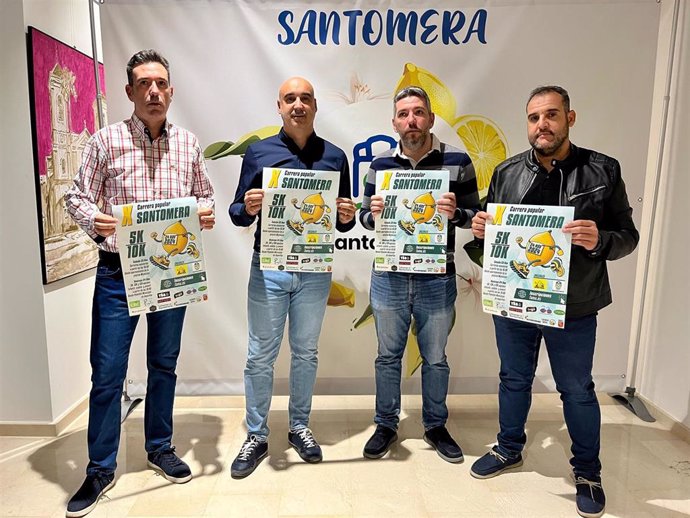 El concejal de Deportes, José Antonio Martínez, y miembros de la Asociación Deportiva Santomera Running presentan la décima edición de la Carrera Popular de Santomera