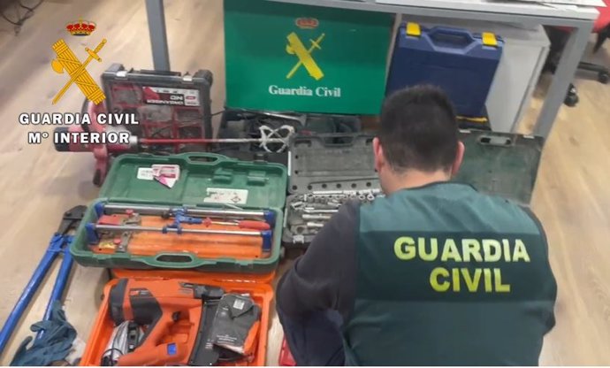 La Guardia Civil desarticula un grupo criminal dedicado a robos en interior de vehículos en CyL .