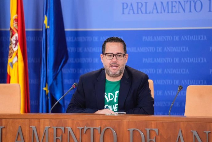 El portavoz del Grupo Mixto-Adelante Andalucía, José Ignacio García, en rueda de prensa en el Parlamento.