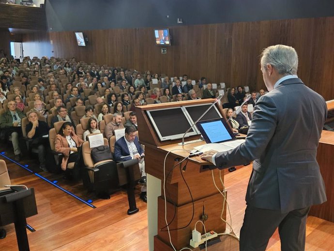 El consejero de Infraestructuras, Transporte y Vivienda, Manuel Martín Castizo, en unas jornadas sobre urbanismo celebradas en Cáceres