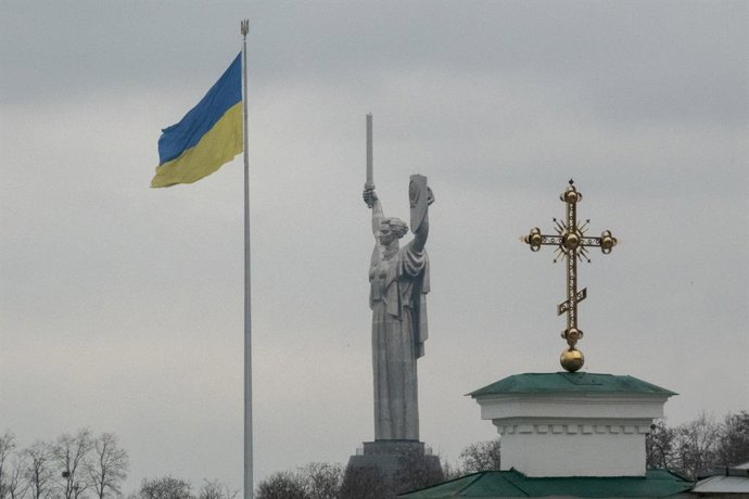Archivo - 11 February 2022, Ukraine, Kiev: The Ukrainian flag flutters near The Motherland Monument in Kiev. Photo: Bryan Smith/ZUMA Press Wire/dpa