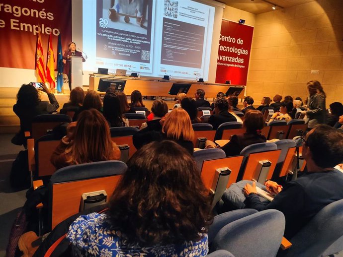 La directora gerente del INAEM, Ana López, inaugura la V Jornada de Igualdad en la Empresa.