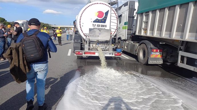 Los transportistas franceses derraman el vino de dos camiones provenientes de Campo de Criptana en la frontera.