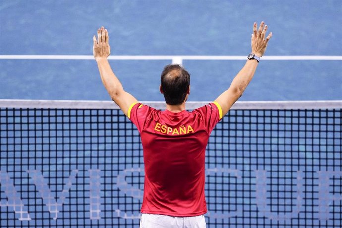 El tenista español Rafa Nadal se despide del público del Martín Carpena de Málaga en su último partido como profesional en las Finales de Copa Davis.