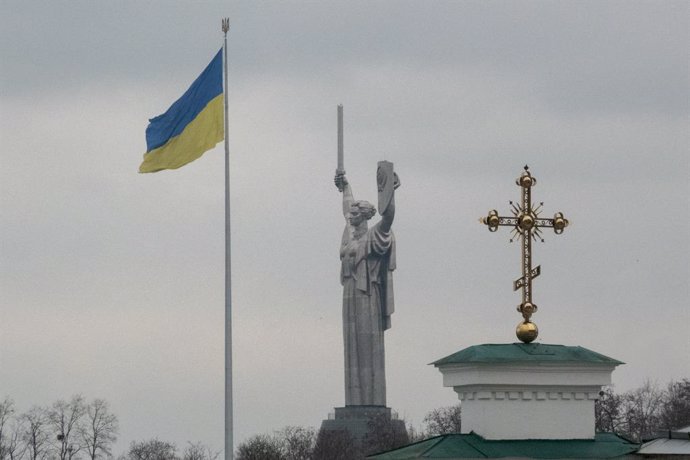 Archivo - Arxiu - Una bandera ucrananiana prop del Monument a la Mare Pàtria a Kíiv