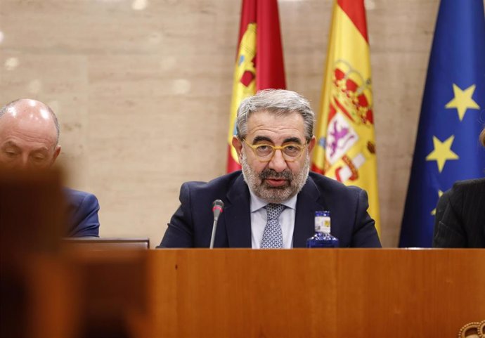 El consejero de Sanidad, Jesús Fernández Sanz, comparece en la Comisión de Presupuestos de las Cortes de C-LM.