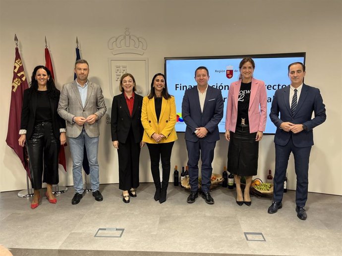 Sara Rubira junto al presidente de la Federación de Municipios, Víctor Manuel López, y los alcaldes Juana María Martínez; José Francisco García; Severa González y Patricia Fernández