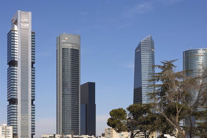 Archivo - Vista de las 5 torres en el complejo Cuatro Torres Business Area en el barrio de La Paz, a 26 de febrero de 2023, en Madrid, (España).