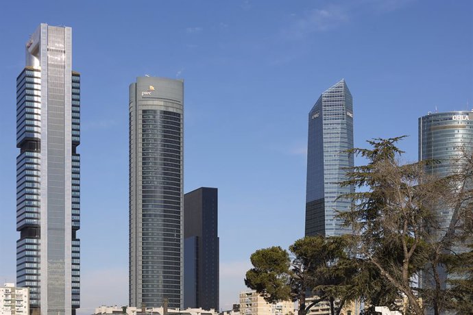 Archivo - Vista de las 5 torres en el complejo Cuatro Torres Business Area en el barrio de La Paz, a 26 de febrero de 2023, en Madrid, (España). En el espacio que antes ocupaba la antigua ciudad deportiva del Real Madrid se ubica el Skyline madrileño con 