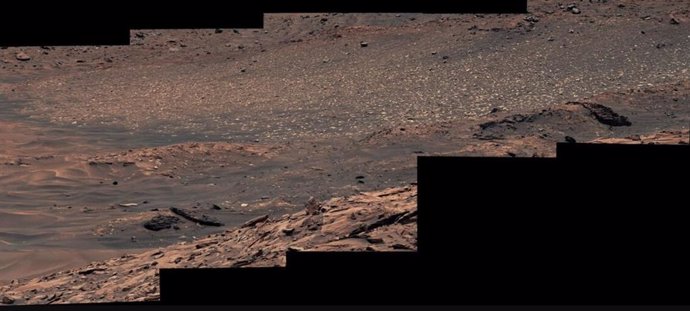 El explorador Curiosity de la NASA captó esta última imagen de un campo de brillantes rocas de azufre blanco el 11 de Octubre, antes de abandonar el canal Gediz Vallis.