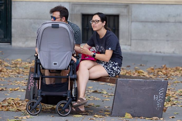 Archivo - Una familia en el Parque de El Retiro, a 26 de agosto de 2023, en Madrid (España). El Instituto Nacional de Estadística (INE) ha revelado los datos de nacimientos producidos en todo el país durante el primer cuatrimestre de 2023. En total, solo 