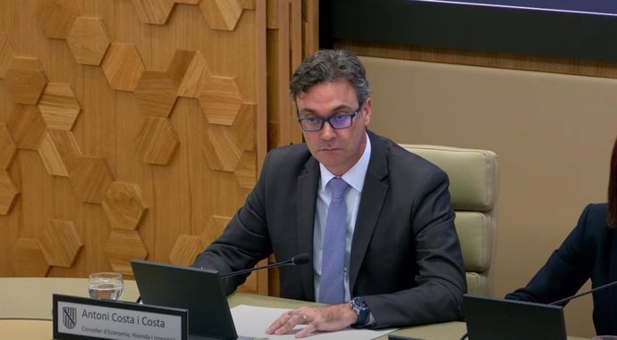 El vicepresidente y portavoz del Govern, Antoni Costa, durante su comparecencia en la Comisión de Asuntos Institucionales y Generales del Parlament.