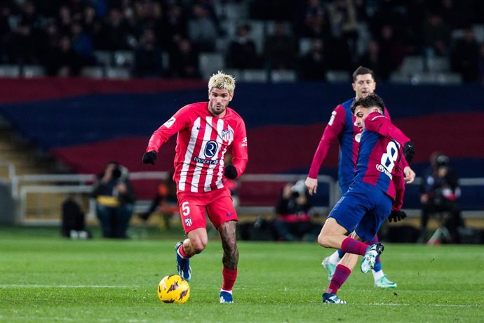 Archivo - El centrocampista Rodrigo De Paul (Atlético de Madrid) intenta regatear a Pedri González (FC Barcelona) en LaLiga EA Sports 2023-2024 en el Estadi Olimpic de Montjuic.