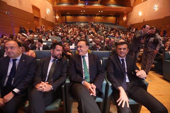 El consejero de Universidad, Investigación e Innovación, José Carlos Gómez Villamandos, junto al alcalde de Cádiz, Bruno García, y el delegado del Estado de Zona Franca de Cádiz, Fran González, en la inauguración del Blue Zone Forum-Innovazul 2024