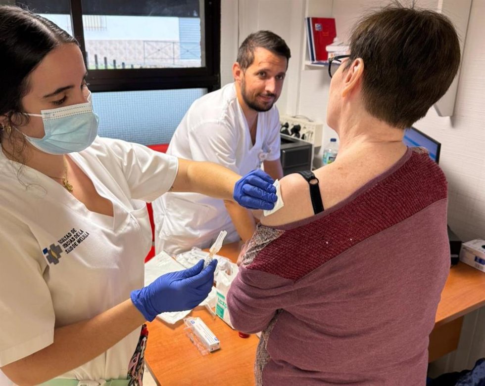 Sanitarios suministran una vacuna.