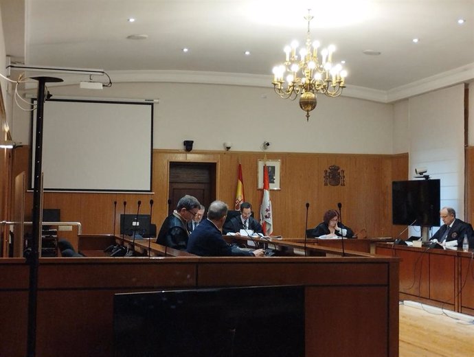 El agente de la Policía Nacional y su abogado durante el juicio celebrado en febrero en la Audiencia de Valladolid.