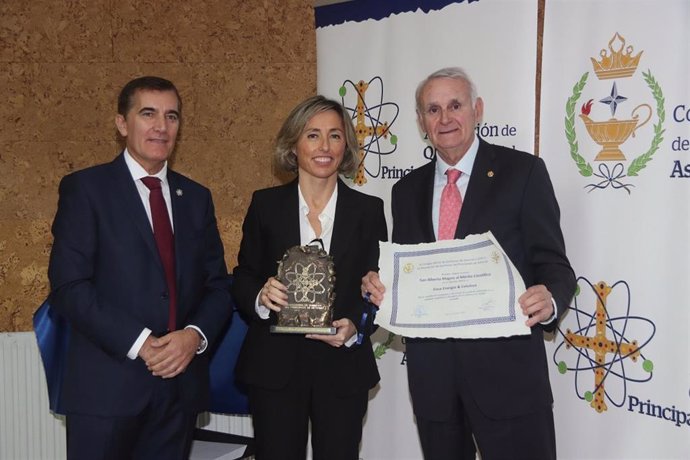 Miguel Ferrero, presidente. Asociación de Químicos del Principado de Asturias; María Luz Sánchez, directora de la biofábrica de Navia; y José Carlos Rubio Fernández, decano del Colegio Oficial de Químicos de Asturias y León