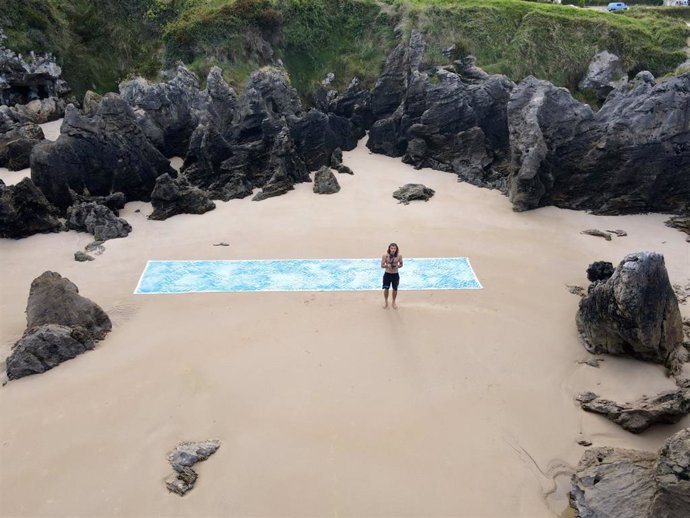 Imagen De Iyán Castaño Junto A Su Obra 'El Cielo En La Tierra'