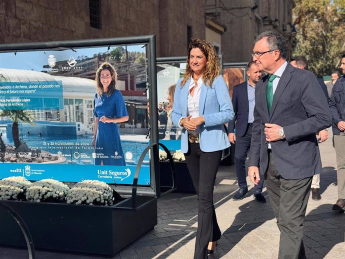 Los alcaldes de Archena, Patricia Fernández, y de Murcia, José Ballesta, visitan exposicion de fotos previa al Congreso de Termalismo en Archena