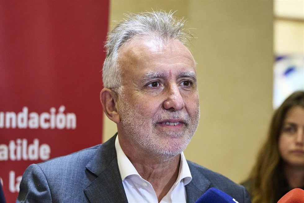 Archivo - El ministro de Política Territorial y Memoria Democrática, Ángel Víctor Torres, ofrece declaraciones a su llegada a un acto contra la derogación de la Ley de Memoria Histórica y Democrática  organizado la Fundación Matilde de la Torre, en el c