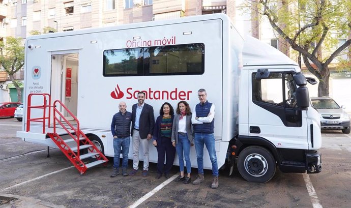 Archivo - Santander desplaza oficinas móviles a Valencia para prestar servicio en las zonas más afectadas por la DANA