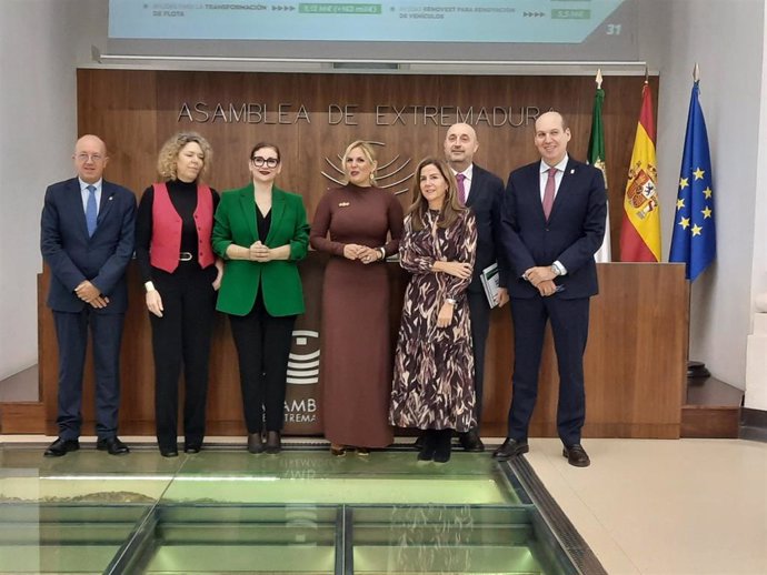 Elena Manzano y su equipo en la Consejería de Hacienda y Administración Pública durante la presentación de los PGEx para 2025