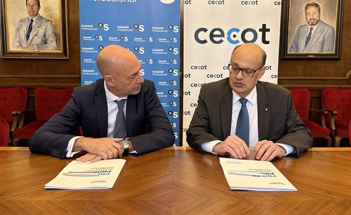 El director territorial de Banco Sabadell en Catalunya, Xavier Comerma, y el presidente de Cecot, Xavier Panés.