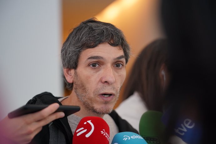 El diputado de Sumar del Parlamento vasco, Jon Hernández, atiende a los medios de comunicaión tras la primera reunión del Pacto Vasco de Salud, en Bizkaia Aretoa, a 5 de septiembre de 2024, en Bilbao, Vizcaya, País Vasco (España).