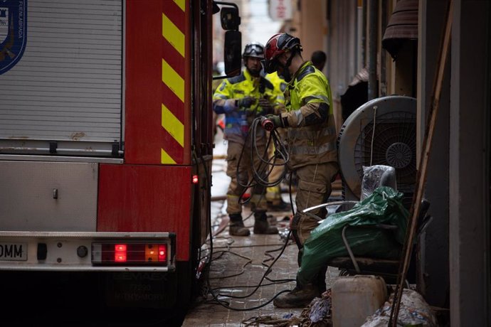 Bomberos madrileños achican agua en un garaje de Alfafar, a 4 de noviembre de 2024, en Alfafar, Valencia, Comunidad Valenciana (España). 