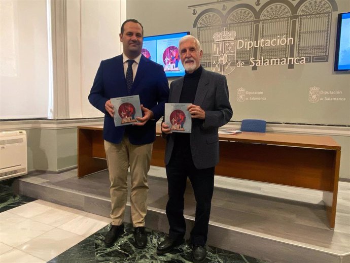 El diputado de Cultura, David Mingo, junto al autor Denis Rafter.