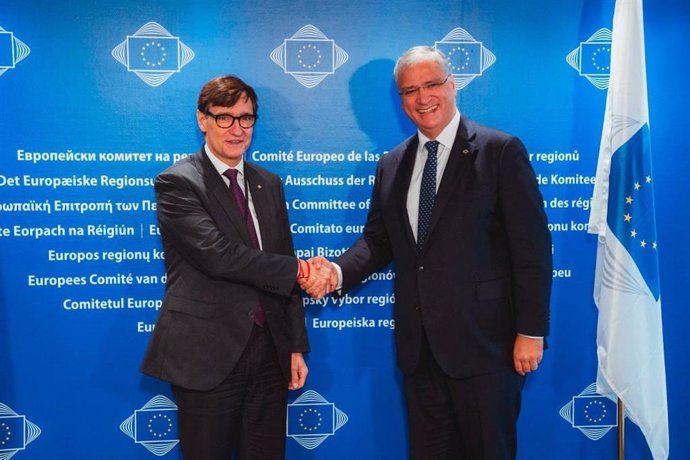 El presidente de la Generalitat, Salvador Illa, junto al presidente del Comité de las Regiones, Vasco Cordeiro, tras una reunión en Bruselas