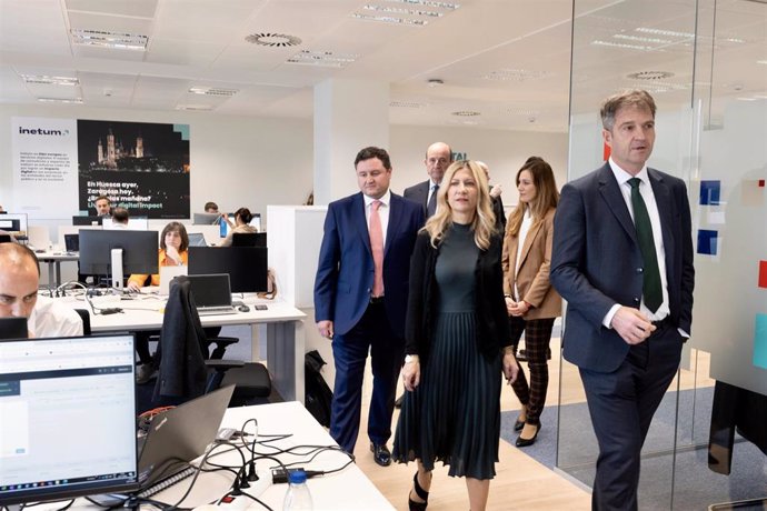 La vicepresidenta del Gobierno de Aragón, Mar Vaquero, durante su visita a la empresa Inetum en el Parque Empresarial Dinamiza.