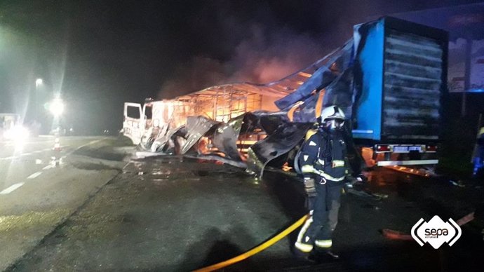 Bomberos trabajan en la extinción de un incendio en el Puerto de Pajares.