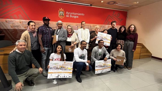 La presidenta de la Gerencia de Servicios Sociales del Ayuntamiento de Burgos, Andrea Ballesteros, junto a representantes de organizaciones que participan en el VIII Festival Intercultural.