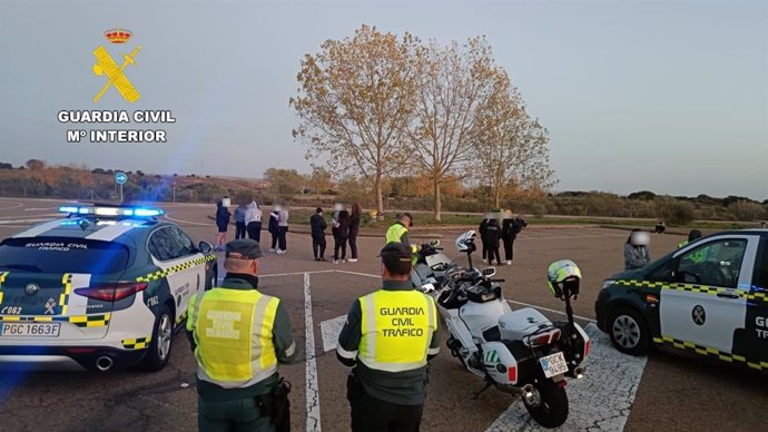 Agentes de la Guardia Civil de Tráfico, junto a las jugadoras del equipo de rugby femenino a las que transportaba el conductor ebrio