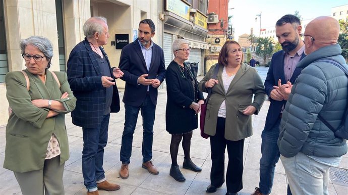 El portavoz municipal del PSOE, Daniel Pérez, junto con ediles del PSOE , durante una visita a calle Carretería, en el distrito centro, donde ha hablado con varios comerciantes