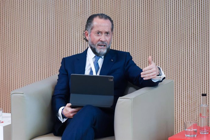 Archivo - El presidente de Abanca, Juan Carlos Escotet, interviene durante la primera jornada de la 19 edición del IESE Banking, en IESE Madrid, a 16 de mayo de 2024, en Madrid (España). La situación económica de Ucrania, el impacto social de la banca,