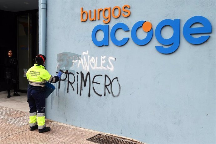 Archivo - Pintadas xenófobas en la sede de las ONG Burgos Acoge.