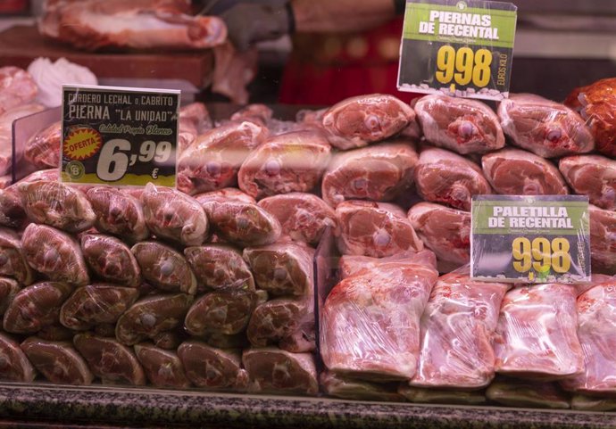 Archivo - Piezas de cordero expuestas en una carnicería en un puesto de un mercado, a 15 de marzo de 2023, en Madrid (España). 