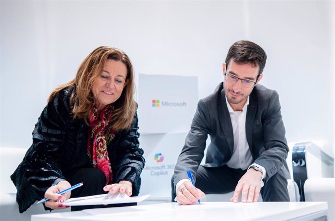 La consejera de Desarrollo Educativo y Formación Profesional, María del Carmen Castillo (i) y el responsable de Educación de Microsoft España, Francisco García (d), durante la renovación del acuerdo. 