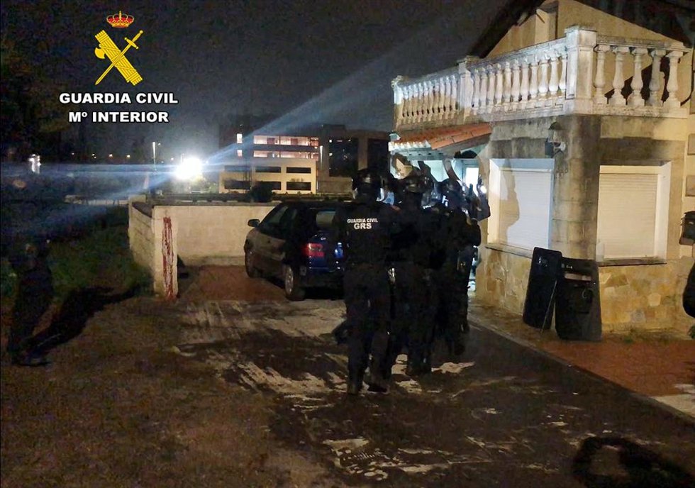 La Guardia Civil entra en una vivienda de Tanos con una plantación 'indoor' de marihuana